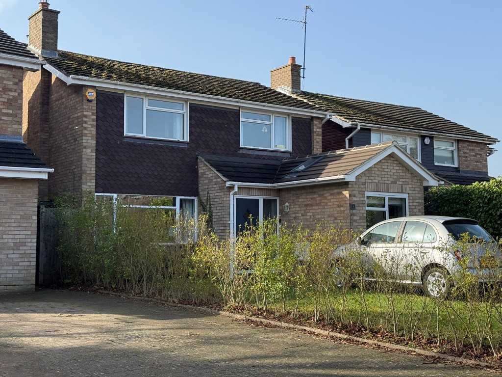 Lot: 17 - FREEHOLD GROUND RENT INVESTMENT - Front view of maisonette at Chiltern Way